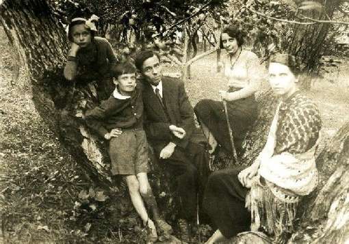 Obraz pod tytułem "Orzechowscy i Kazimiera Muszałowska w sadzie."